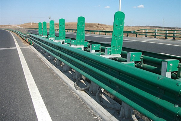 具有哪些特点的高速公路护栏板值得选购 具有哪些特点的高速公路护栏板值得选购