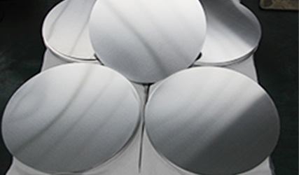 热轧铝圆片凭借何种优势得到了广泛的应用？